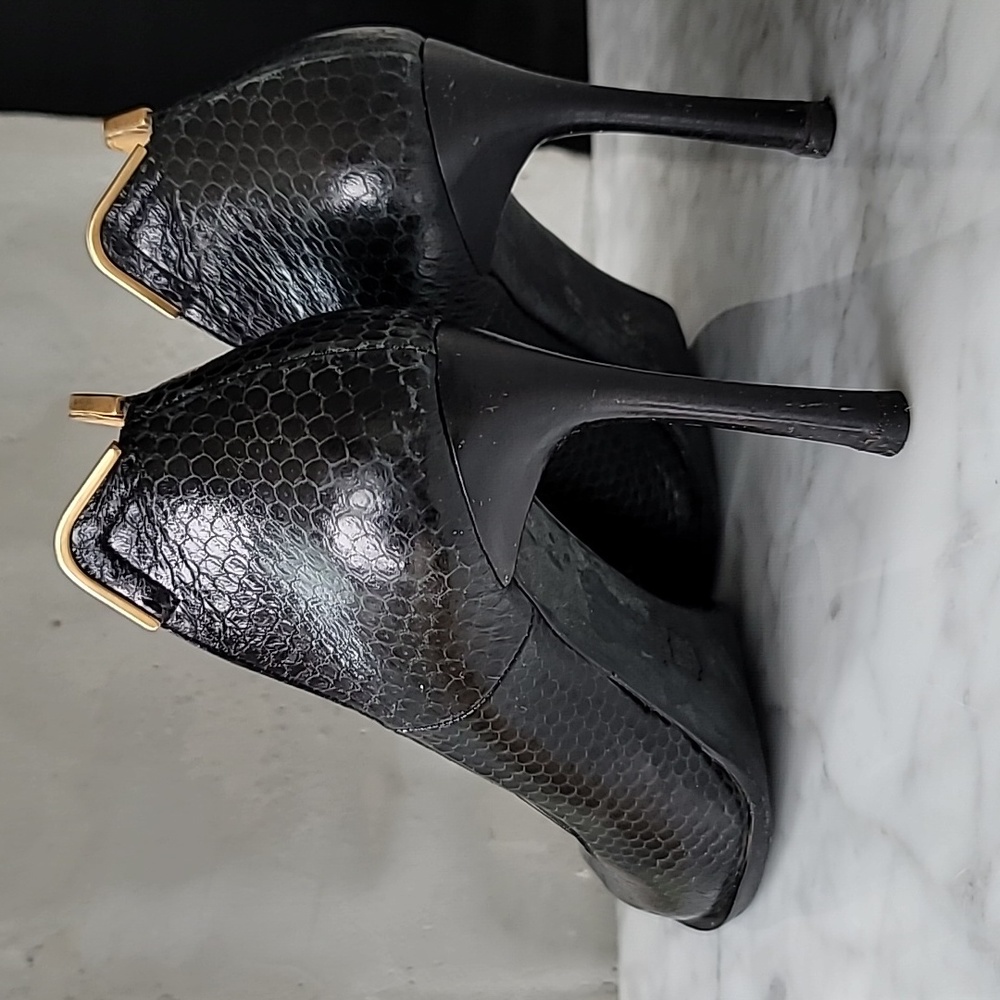 Lanvin black snakeskin heels with gold arched detailing 7 ½ - Picture 5 of 10
